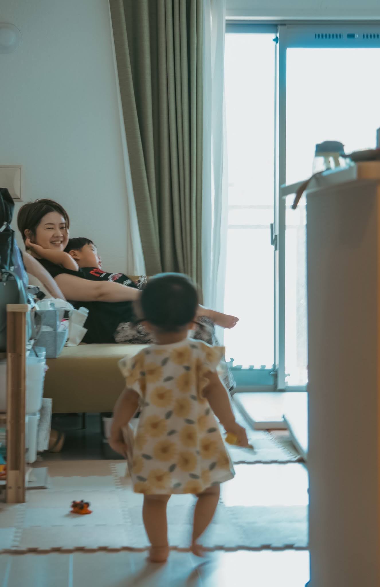 家の中で子どもたちと過ごすお母さん