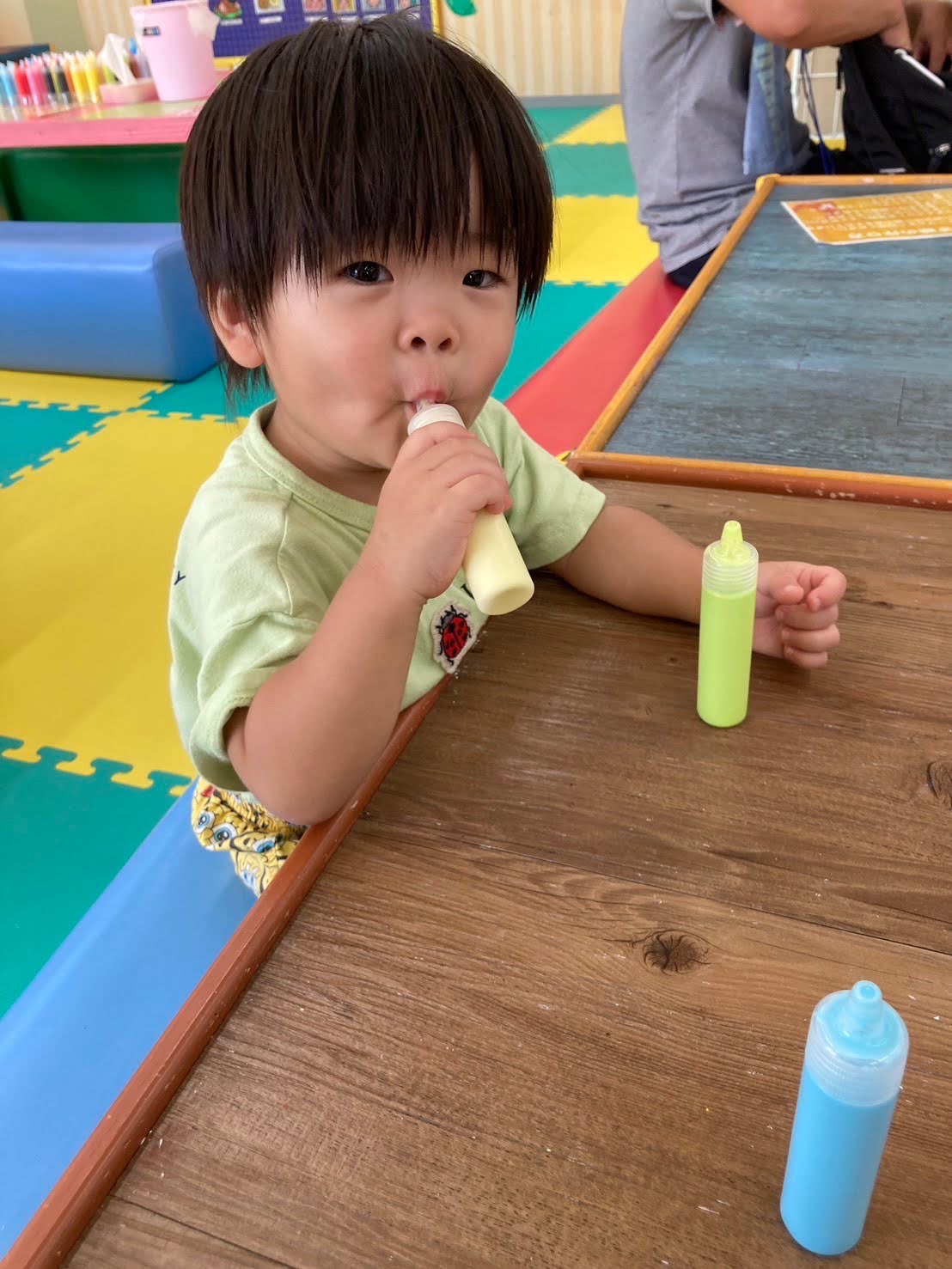 室内の遊び場で遊ぶ子ども