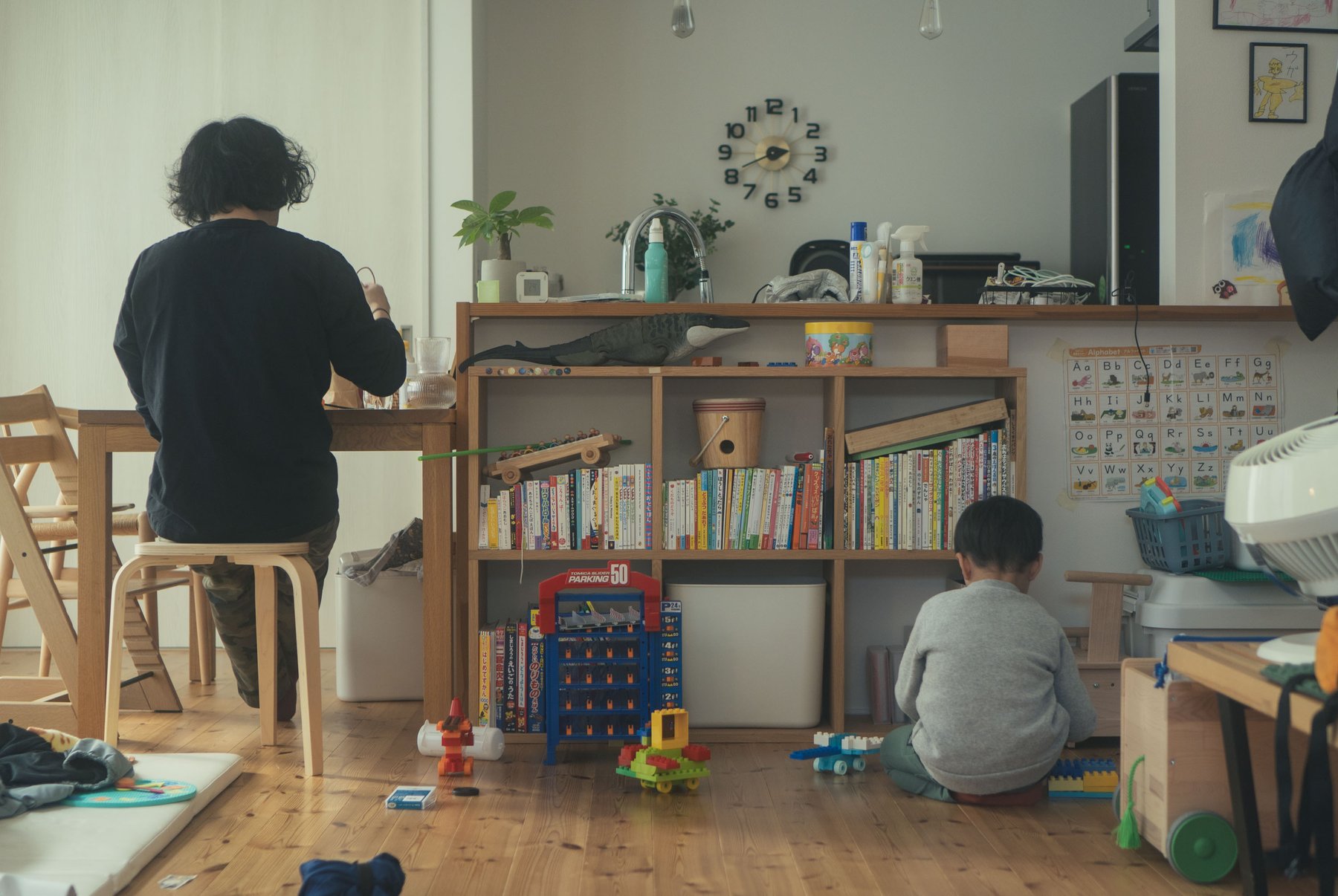家の中で過ごす家族の何気ない時間